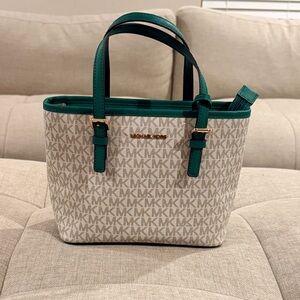 Brand new Michael Kors signature tote NWT — classy, compact, and stunning!